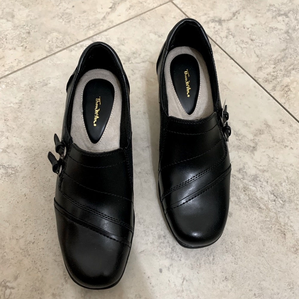 Thom McAn Women's Leather Wide Width Heeled Loafer